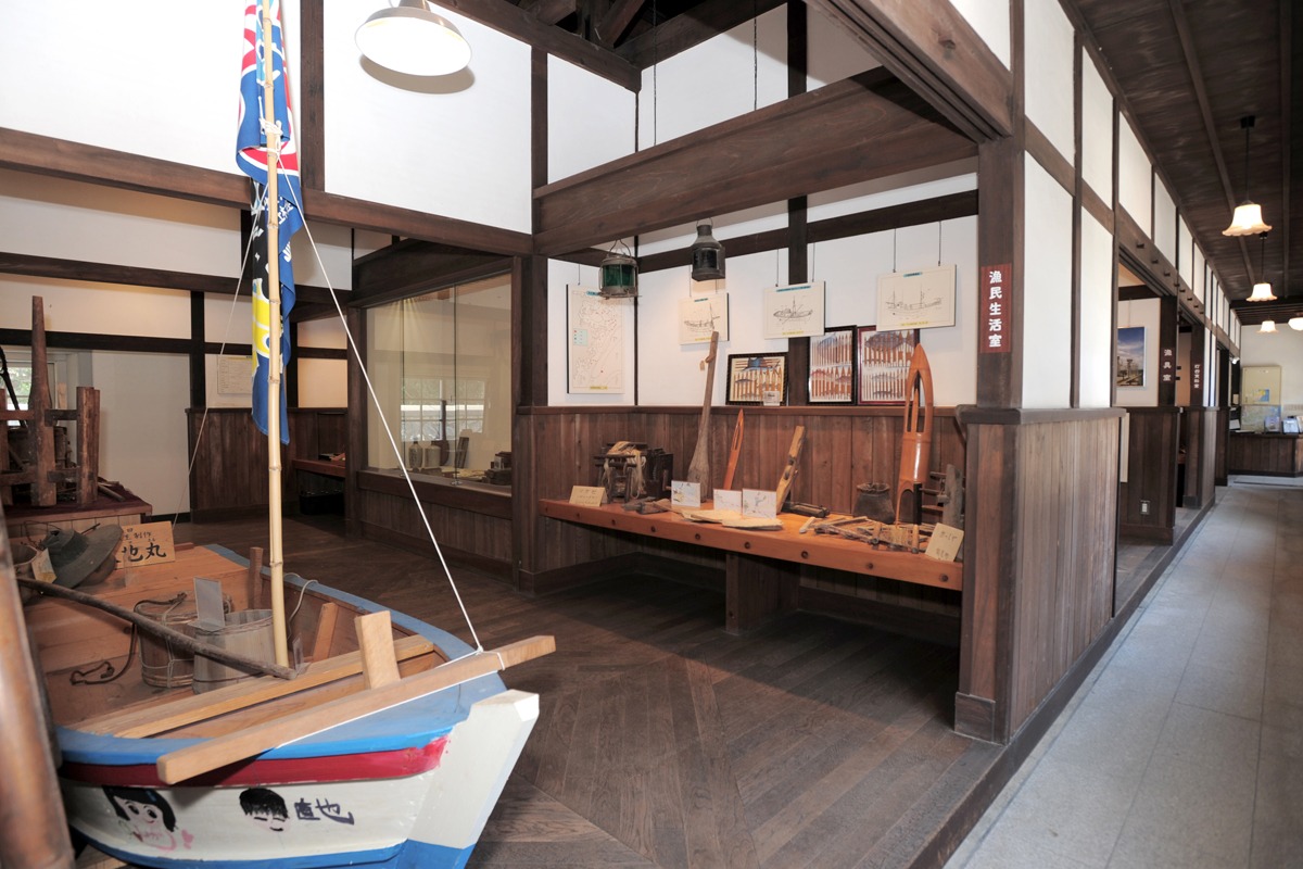 鶴御埼灯台 (旧海軍望楼跡) 水の子島の歴史や渡り鳥について学べる施設