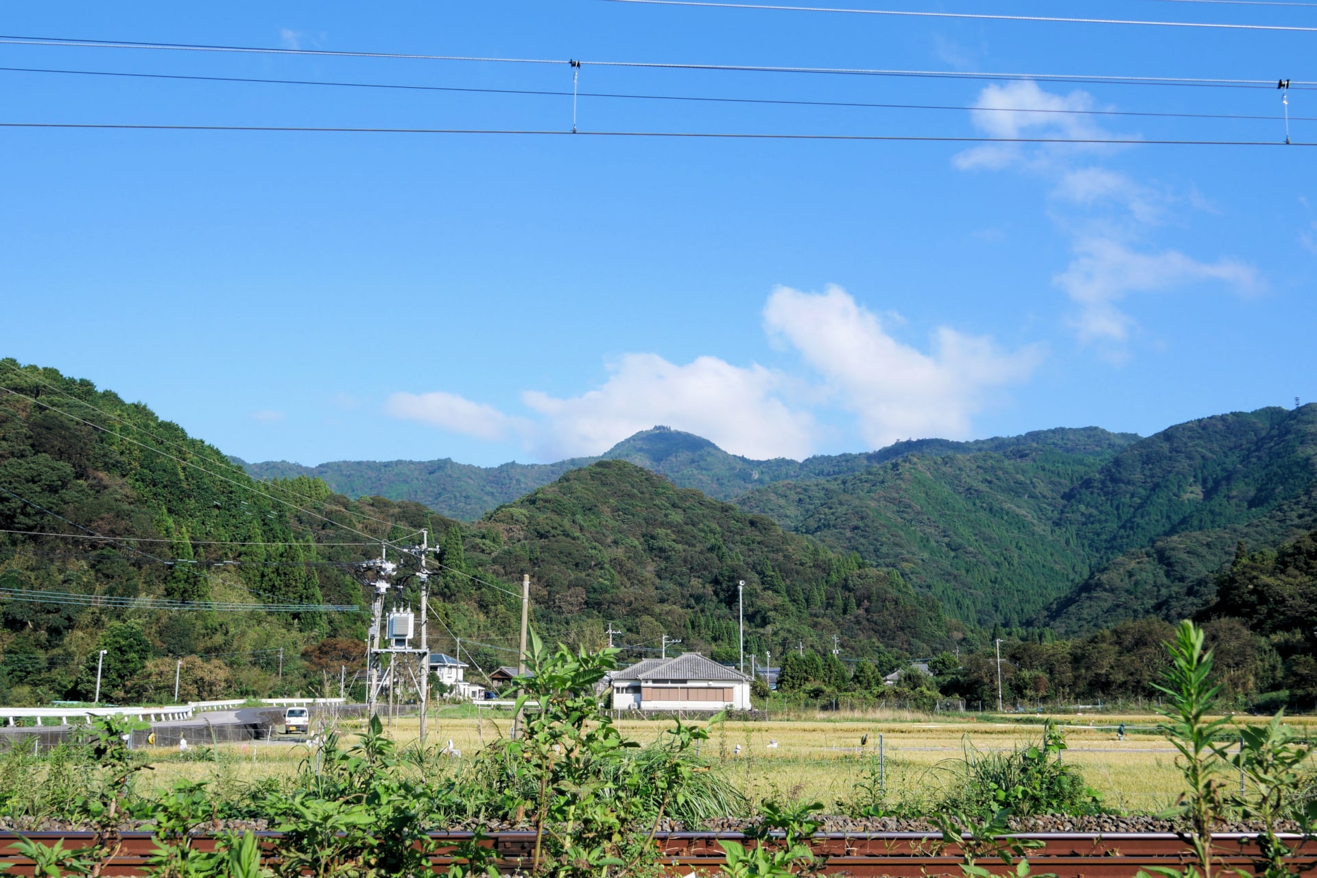 彦岳 - JR狩生駅付近より彦岳を望む